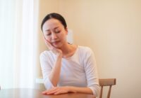 奥歯の歯茎が腫れる原因は？応急処置と予防法を解説